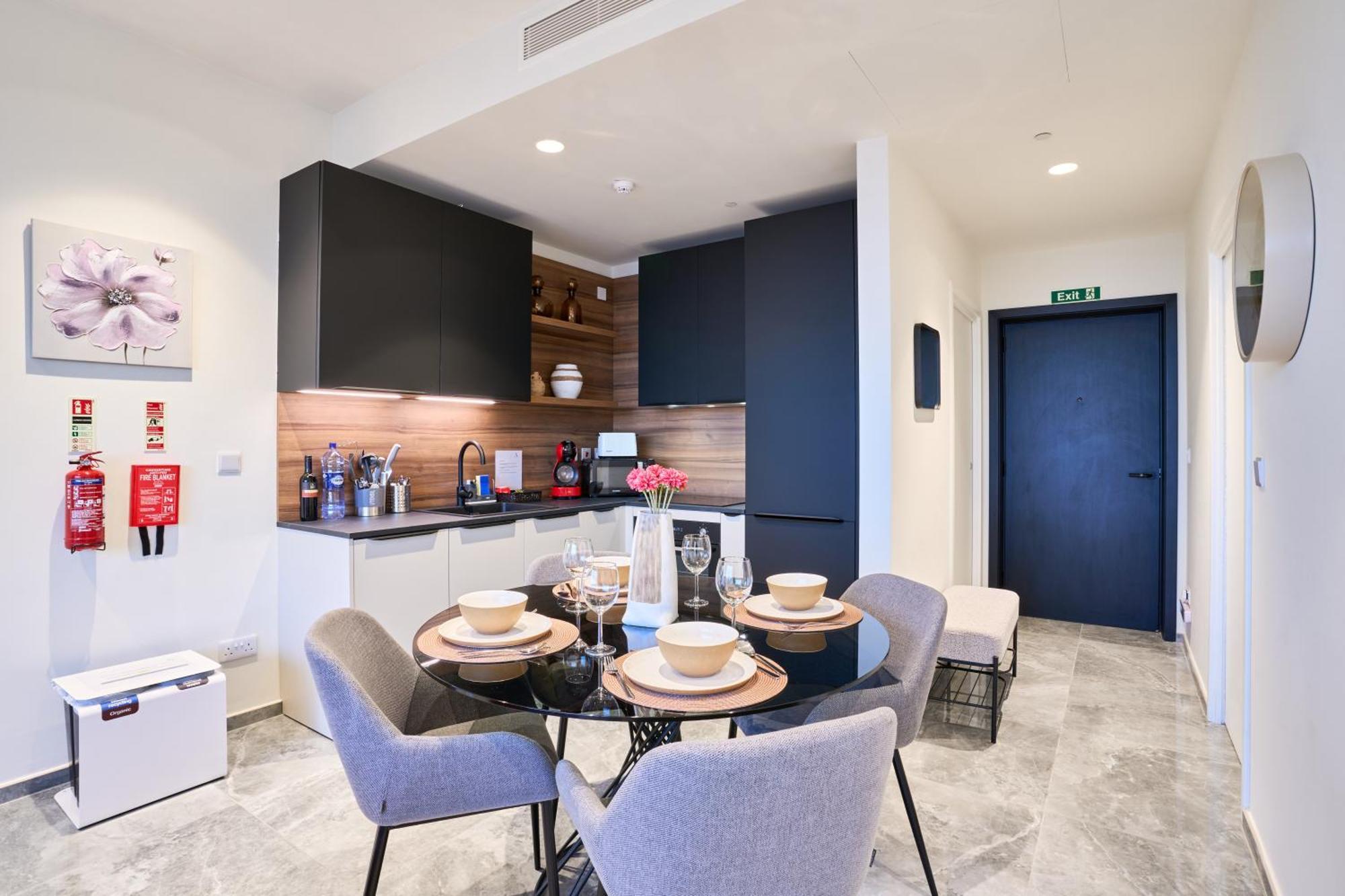 Stunning Seaview Mercury Tower - Luxurious Twin Units Apartment *