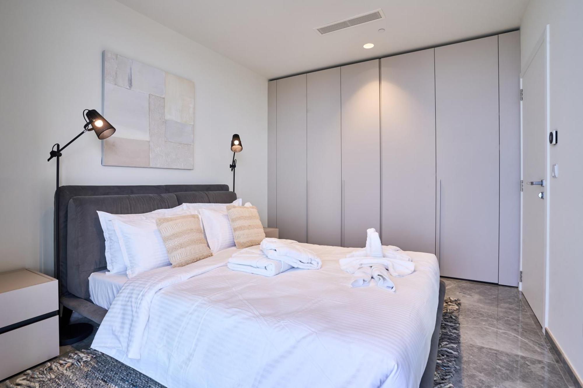Stunning Seaview Mercury Tower - Luxurious Twin Units Apartment *