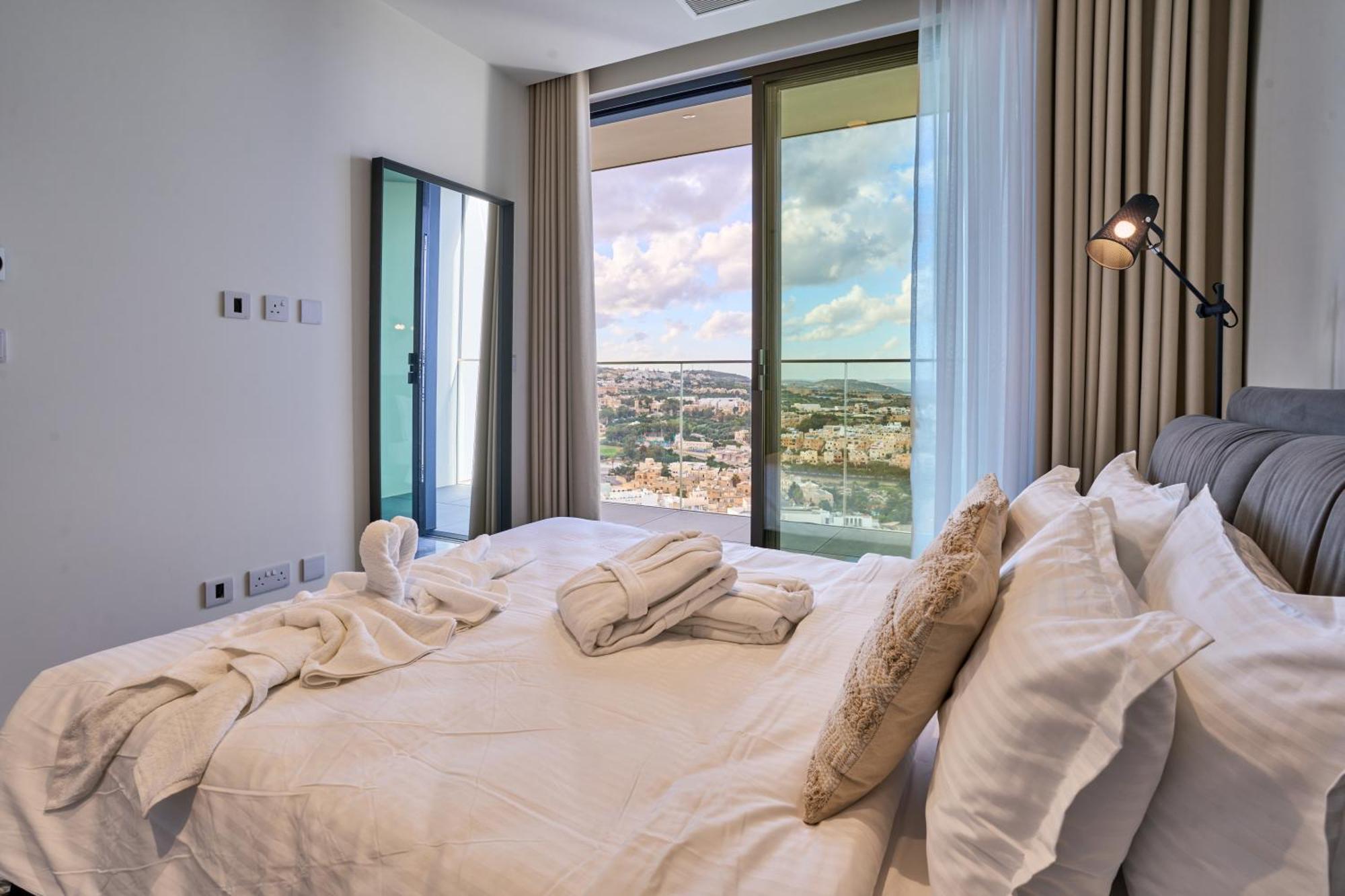 Stunning Seaview Mercury Tower - Luxurious Twin Units Apartment *